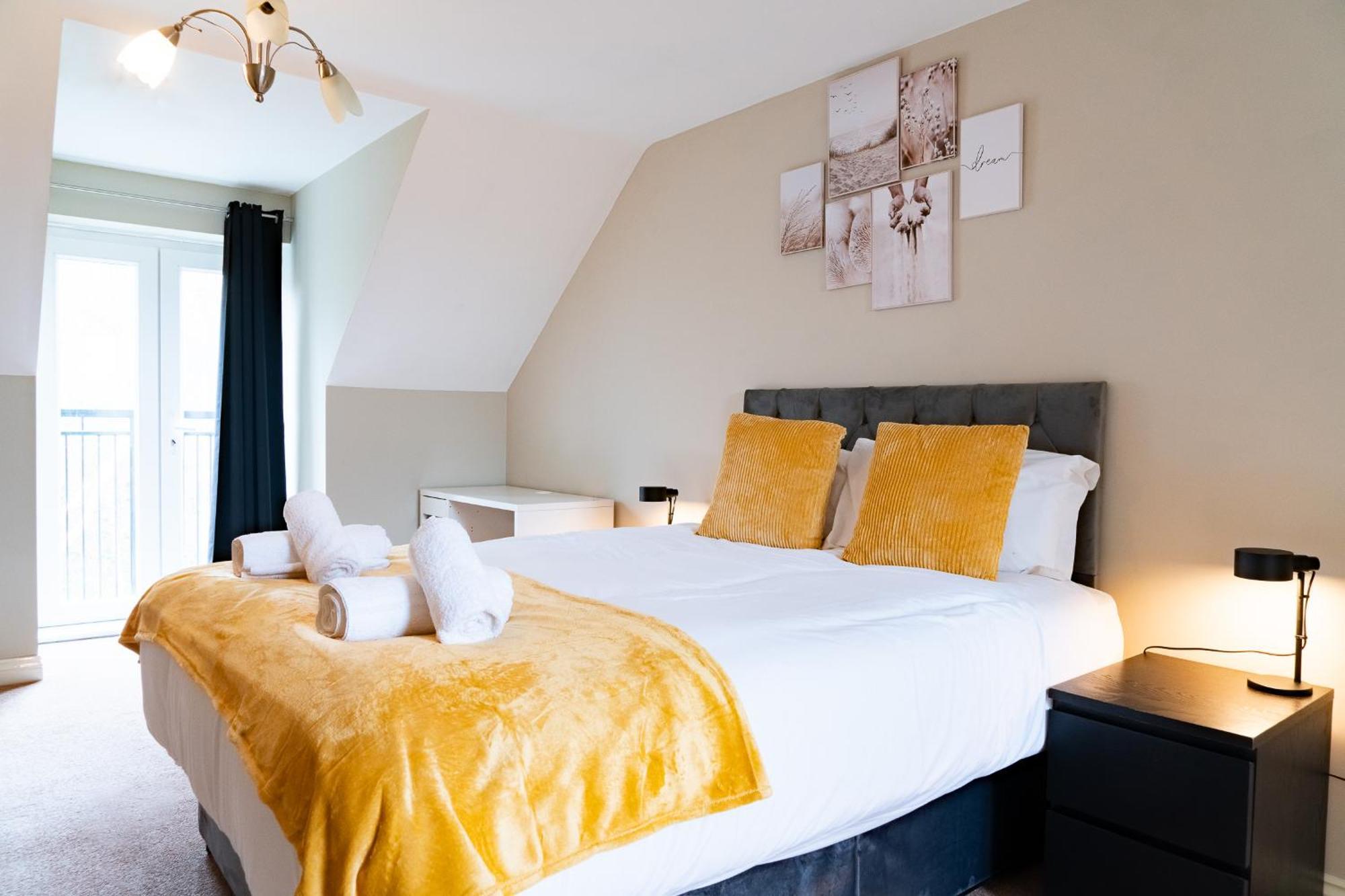 Entire 4 Bed Cosy Luxury Spacious House Χάντινγκτον Εξωτερικό φωτογραφία